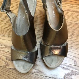 CL by Laundry gold high peep toe wedge sz 8.5